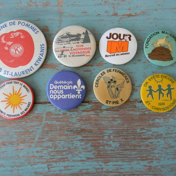 UNBRANDED Accessories - LOT OF 8 VINTAGE FRENCH CANADA CANADIAN PIN BACK 1980'S CLUBS GRAPHIC